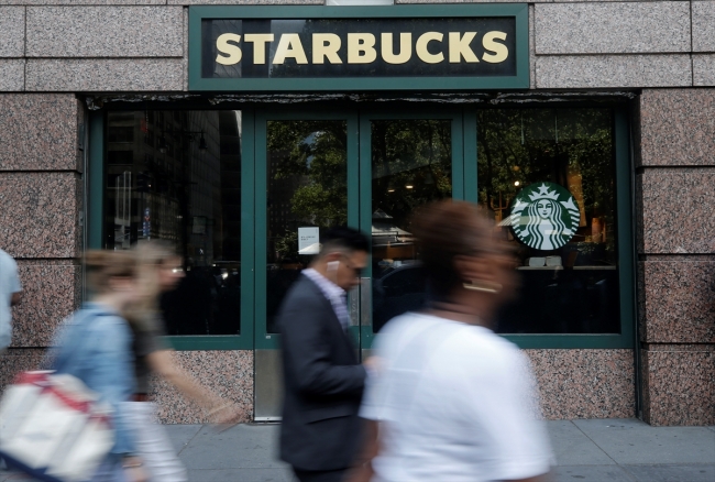 Starbucks 8 bin şubesini ırkçılık eğitimi için kapattı